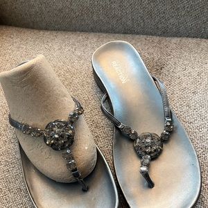 NEW leather Kenneth Cole jeweled thong sandals in gun metal grey.size 8M.